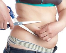 Простий та дешевий напій зжене ненависні складки на животі