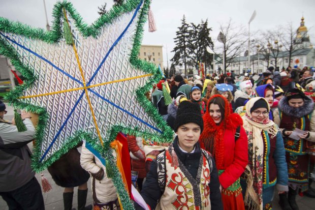 Тысячи украинцев съехались со всей страны на общую коляду: до мурашек по коже