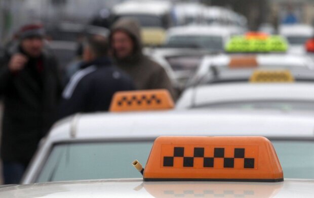 Харків'яни накинулися на нещасного таксиста через пляшку: кадри не для слабкодухих