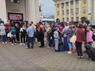 В Киеве утром возле "Вокзальной" образовалась огромная очередь, скриншот