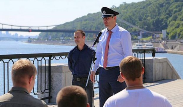 Кличко приміряв кашкет поліцейського (фото)