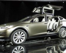 Tesla випустила сімейний кросовер (відео)