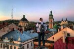 У Львові підліток з двома подружками розважався на даху, - екстремальні кадри