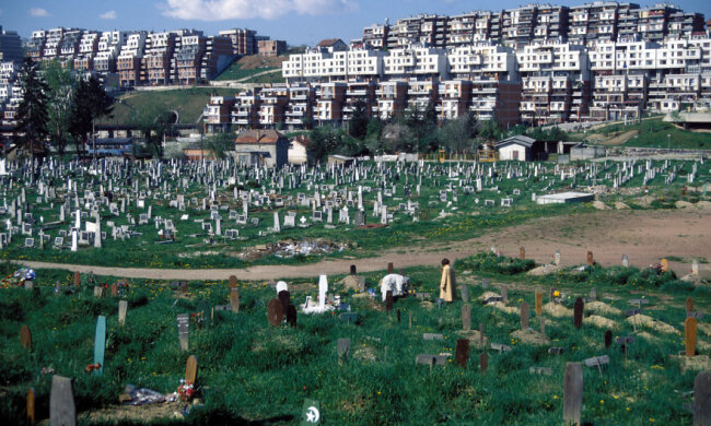 Відомий футбольний клуб жорстоко познущався з фанів, відправивши їх на кладовище: "Твоє місце тут"