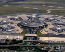 24 українців зняли з літака у Франції та тримають в аеропорту (відео)
