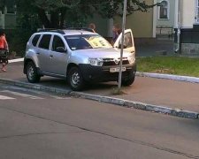 Черговий "герой парковки" прикинувся пішоходом (фото)