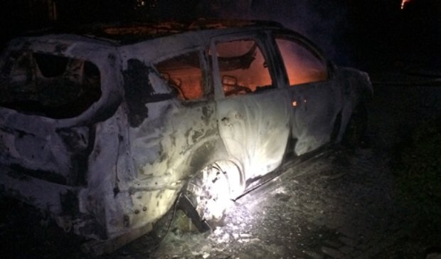 Ночью под Ровно неизвестные сожгли иномарку (фото)