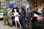 Разъярённые львовяне вручили копам резиновую женщину, намекнув на очевидное