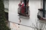бабушка дала мастер-класс выгула собаки с балкона скрин с видео