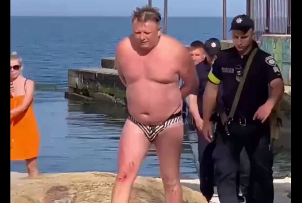 Чоловіка заарештували на пляжі в Одесі, скріншот з відео
