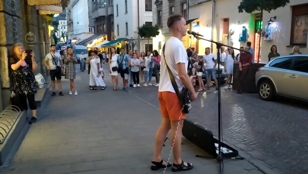 Уличный музыкант. Фото: скрин видео