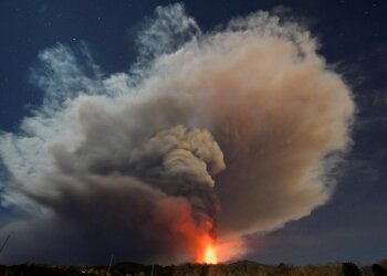 Извержение вулкана. Фото: Reuters