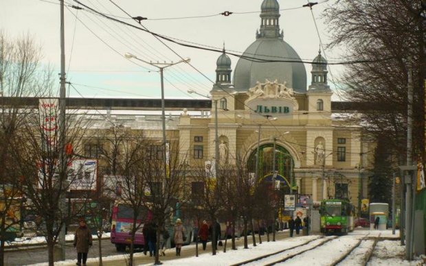 Массовая эвакуация: во Львове заминировали железнодорожный вокзал
