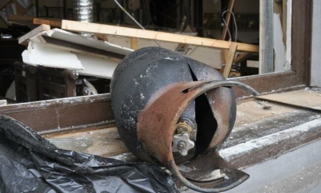 Газовый баллон разнес контейнер и убил человека