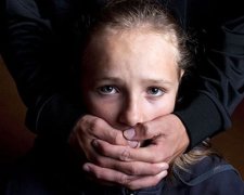Старый педофил заманивал жертв конфетами