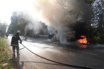 Під Києвом спалахнула маршрутка, не залишилося навіть коліс: подробиці і фото пекельного інциденту