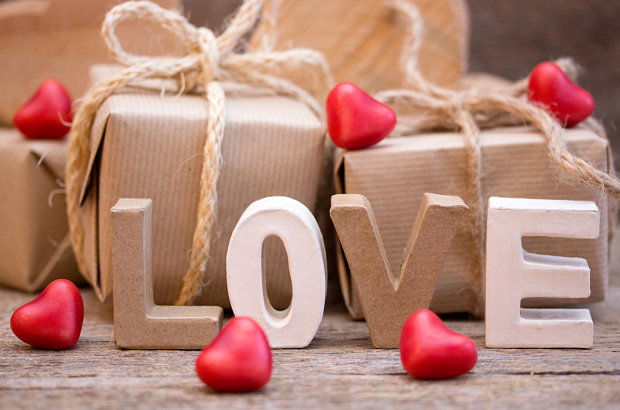 Подарок на День Святого Валентина 14 февраля для гея: лучший сюрприз своему парню
