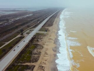 Море у берегов Евпатории окрасилось в золотой цвет, скриншот: YouTube