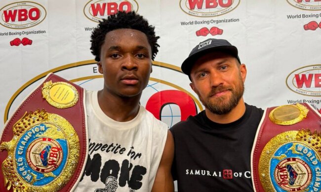 Ломаченко вручает пояс WBO Абдулле Мейсону