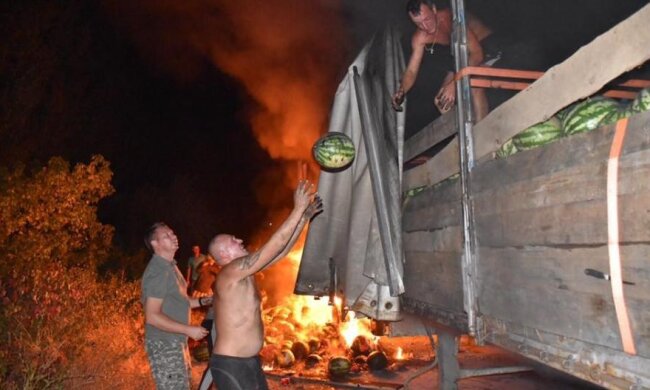 Палаючу фуру губернатор закидав кавунами (ФОТО)