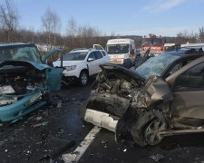 Під Києвом водії влаштували кривавий таран: 7 автівок ущент, є жертви