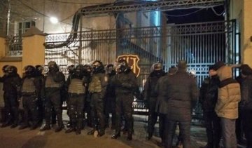 В Житомире пытались захватить кондитерскую фабрику (фото, видео)