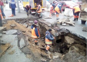 У Києві посеред дороги відкрився "вхід в Нарнію", городяни лютують: не приведи Господь...