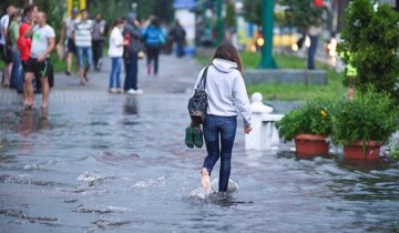 Злива в Кременчузі перетворила вулиці на ріки (фото, відео)