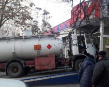 Одесити у жаху: бензовоз на повному ходу влетів у магазин