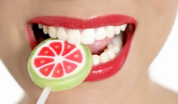 Как влияет помада на зубную эмаль
