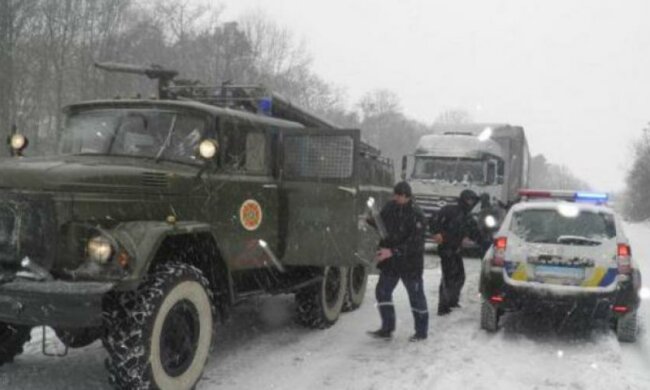 Снігопади обмежили рух на основних трасах