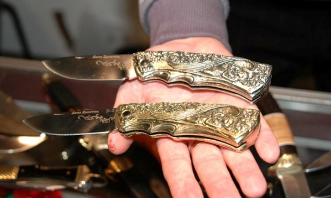 На київському шоу ніж потрапив в голову помічникові нардепа