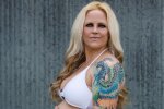 "Я вылезла из кокона": беременная женщина устроила роскошную фотосессию с 10 тысячами пчел на животе