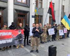 Військові почали в Тернополі "майдан" і погрожують владі розплатою: "Ні капітуляції!"