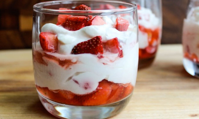 Пальчики оближешь: кокосовый пудинг с вишней