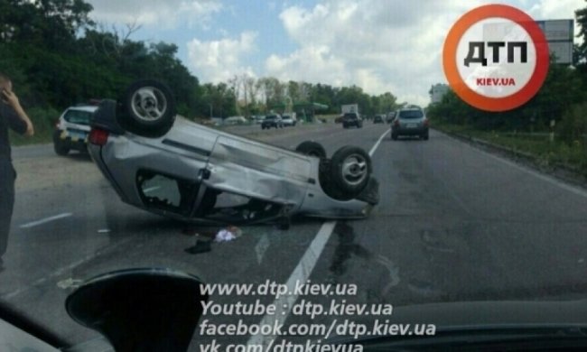 Жахлива ДТП під Києвом: авто перевернулося догори дном