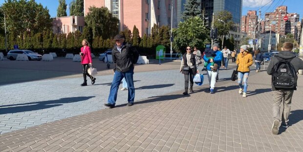 Люди на улице, фото: Знай.ua