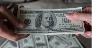 Доларові купюри, які не приймають в Україні