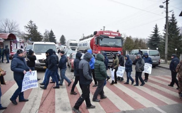 До Польщі тепер не потрапити: українці вийшли на протест