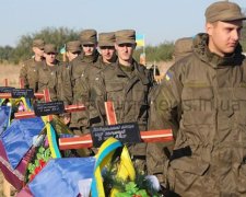 В Запорожье похоронили погибших под Иловайском неизвестных бойцов АТО (фото)