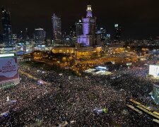 У Польщі багатотисячні мітинги за аборти переросли в сутички з поліцією: "Це означає війну"