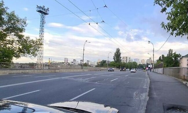 У Києві з мосту стягнули молоду дівчину, якій різко набридло жити