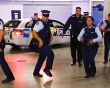 Мировые полицейские выставляют танцы в соцсетях