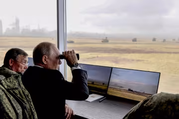 Путин на военных учениях, фото из свободных источников