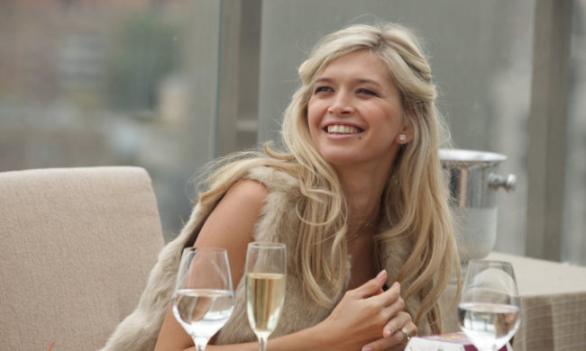 Сукня Брежнєвої з відкритим верхом змусила фанатів пускати слину: фото