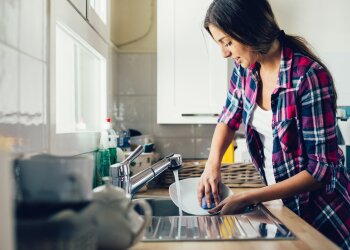 Нельзя мыть посуду в гостях