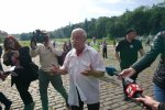 Львів'яни засмагають "на кладовищі": українців шокували подробицями