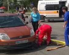 Автомобиль переехал семью на перекрестке в Сумах (ФОТО)