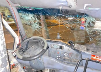 В Запорожье маршрутка влетела в столб фото: zp.npu.gov.ua