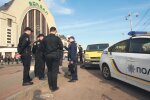 У Києві терміново евакуюють людей, копи прочісують кожен метр: що відбувається